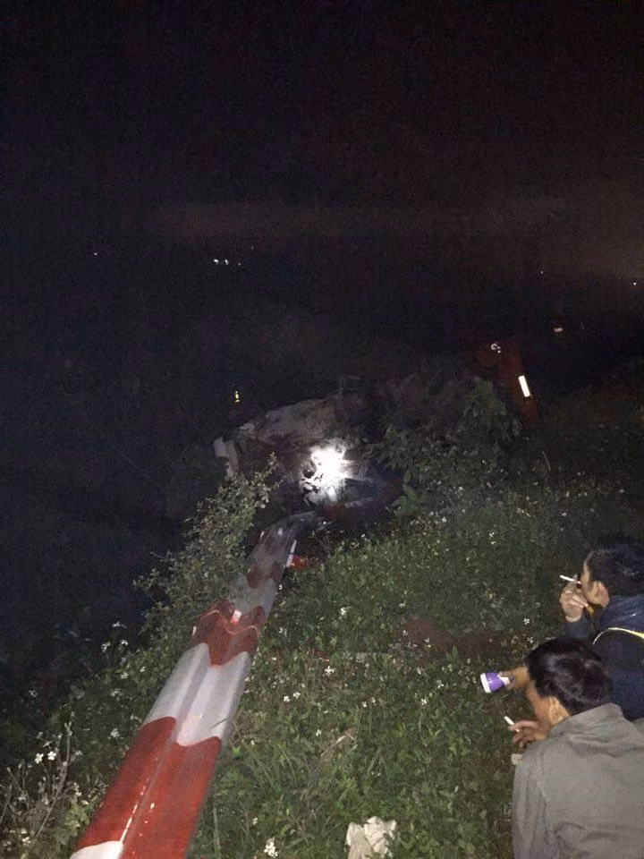 Anh hien truong vu xe khach tong xe tai, 21 nguoi thuong vong