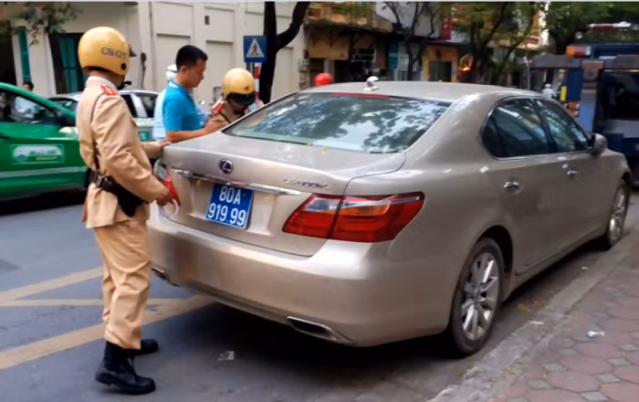 Dang tam giu xe Lexus bien xanh 80A-919.99 nghi bien gia