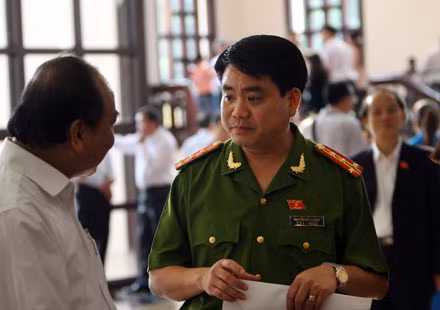 Ông Chung từng nhiều năm làm việc tại Phòng Cảnh sát điều tra tội phạm về trật tự xã hội, lần lượt giữ các chức vụ Phó phòng, Trưởng phòng, rồi Phó Giám đốc Công an thành phố, Thủ trưởng Cơ quan cảnh sát điều tra. Ông từng được phong danh hiệu Anh hùng lực lượng vũ trang vào ngày 7/10/2004, khi mới 37 tuổi (năm 2004).