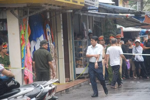 Trong một vụ khống chế con tin xảy ra ngày 16/9/2015 tại nhà 401, E6, khu tập thể Thanh Xuân Bắc (quận Thanh Xuân, Hà Nội), có một đối tượng đang dùng dao chốt cửa, khống chế một phụ nữ và hai cháu nhỏ khiến người dân hoảng sợ. Thiếu tướng Nguyễn Đức Chung đã trực tiếp đến hiện trường, để chỉ đạo công tác điều tra, xử lý và giải cứu cháu bé.