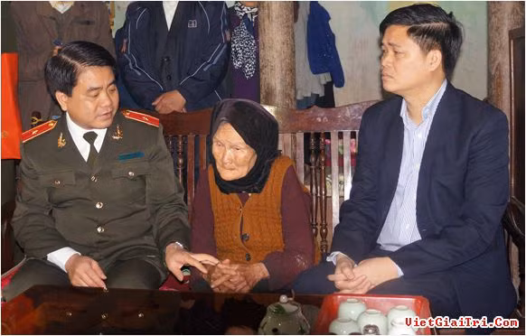 Ân cần hỏi thăm sức khỏe, chuyển quà chúc Tết của Thành ủy… tới Mẹ Việt Nam Anh hùng Nguyễn Thị Năm.