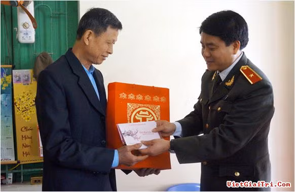 Rồi trực tiếp chuyển quà Tết chúc mừng năm mới của Thành ủy đến một số gia đình chính sách.