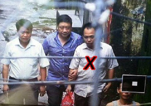 Sau chừng 7 phút gặp gỡ, đích thân gọi điện thoại thuyết phục, Thiếu tướng Chung (ngoài cùng bên trái) đã "hạ" được kẻ khống chế con tin, đưa đối tượng (ngoài cùng bên phải) ra xe, áp tải về trụ sở công an để giải quyết.