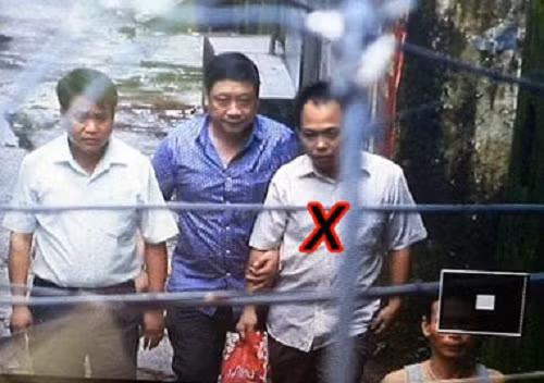 Sau chừng 7 phút gặp gỡ, đích thân gọi điện thoại thuyết phục, Thiếu tướng Chung (ngoài cùng bên trái) đã "hạ" được kẻ khống chế con tin, đưa đối tượng (ngoài cùng bên phải) ra xe, áp tải về trụ sở công an để giải quyết.