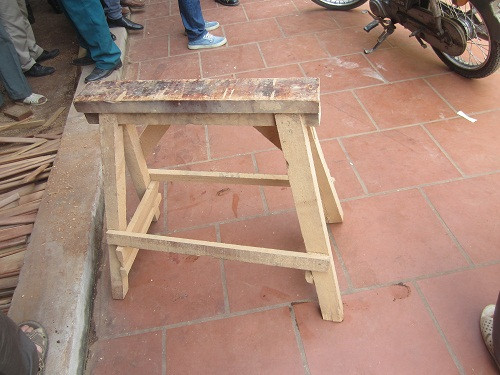 Ông Đỗ Đăng Đĩnh , người đầu tiên tiếp cận hiện trường, cho biết khoảng 1h sáng, ông đang ngủ thì thấy tiếng hô hoán bên nhà ông Chuân nên vội cầm chiếc xẻng chạy sang. Ra tới cổng, ông thấy con trai út ông Chuân hô có trộm nên cũng chạy đuổi theo, nhưng chưa nhìn thấy mặt mũi tên trộm đâu.“Đuổi theo một đoạn thì tôi quay vào nhà, thấy ông Chuân nằm giữa sân, máu bê bết. Thằng Chỉnh (con trai cả) cũng bị đâm, vừa lết từ trên tầng hai xuống, đến sân thì bị gục. Thấy vậy, tôi liền hô mọi người đưa ông Chuân đi cấp cứu. Tại hiện trường có rất nhiều vết máu”, ông Đĩnh nói.