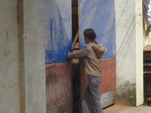 Con dâu của ông Nguyễn Lương Chuân, vợ của anh Nguyễn Lương Tuân quay về nhà trong tình trạng thất thần.