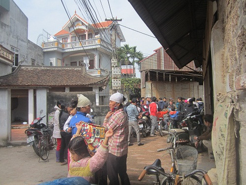 Rất đông người dân tụ tập để xem cơ quan chức năng khám nghiệm hiện trường, điều tra vụ án.