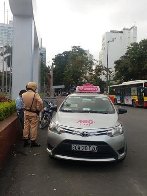 Tai xe taxi ACB giang co quyet liet voi CSGT Ha Noi