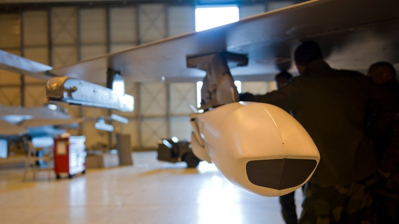 Trong số những vũ khí tiêu chuẩn được Mỹ chọn trang bị cho cả 3 phiên bản tiêm kích thế hệ 5 F-35 bào gồm: Tên lửa đối không AIM-9X, AIM-120 AMRAAM, tên lửa JSM, bom lượn JSOW, bom đường kính nhỏ... cùng một số loại bom tối tân khác do Mỹ sản xuất.