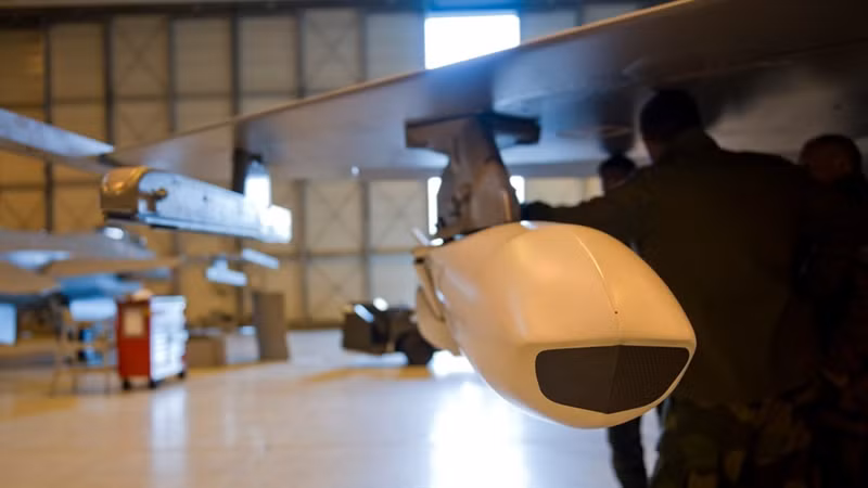 Trong số những vũ khí tiêu chuẩn được Mỹ chọn trang bị cho cả 3 phiên bản tiêm kích thế hệ 5 F-35 bào gồm: Tên lửa đối không AIM-9X, AIM-120 AMRAAM, tên lửa JSM, bom lượn JSOW, bom đường kính nhỏ... cùng một số loại bom tối tân khác do Mỹ sản xuất.