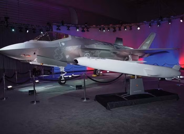 Đặc biệt trong số đó là tên lửa không đối đất SOM-J. Dòng tên lửa này có khả năng tàng hình, được ứng dụng nhiều tính năng mới, như thay đổi mục tiêu trong khi bay. Độ chính xác được tăng cao nhờ đầu dò ảnh hồng ngoại, trong khi quả đạn dẫn đường bằng vệ tinh và khớp ảnh địa hình, có thể hoạt động trong mọi điều kiện thời tiết.