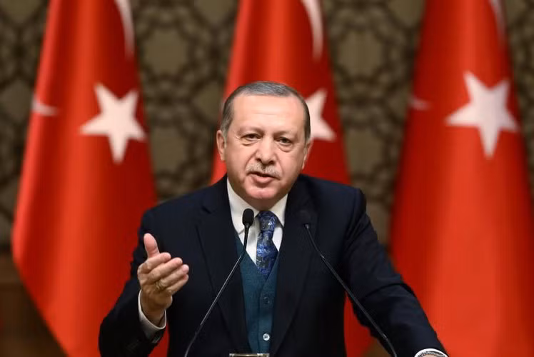 Hôm 12/2, Tổng thống Thổ Nhĩ Kỳ Recep Tayyip Erdogan đã đưa ra tuyên bố rất cứng rắn khi đe dọa Nga rằng, từ nay Ankara sẽ bắn hạ bất kỳ máy bay nào tấn công lực lượng vũ trang do mình hậu thuẫn.