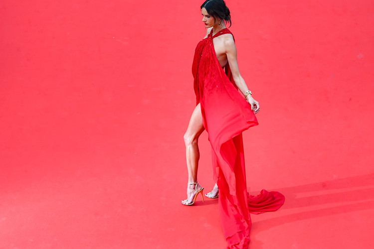 Nữ siêu mẫu nổi tiếng thế giới khiến fan thót tim mỗi khi tạo dáng trên thảm đỏ.