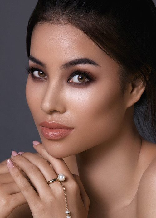 Trong bộ ảnh mới, nàng hoa hậu gốc Hải Phòng khoe vẻ đẹp đầy cuốn hút.