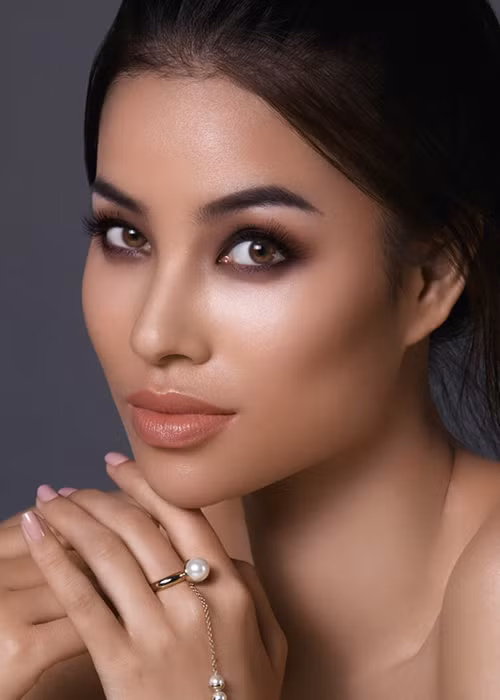 Trong bộ ảnh mới, nàng hoa hậu gốc Hải Phòng khoe vẻ đẹp đầy cuốn hút.