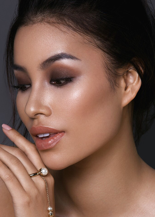 Ở nước ngoài, Phạm Hương tham gia phát triển kinh doanh lẫn hoạt động người mẫu.