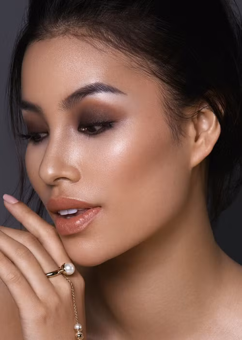 Ở nước ngoài, Phạm Hương tham gia phát triển kinh doanh lẫn hoạt động người mẫu.