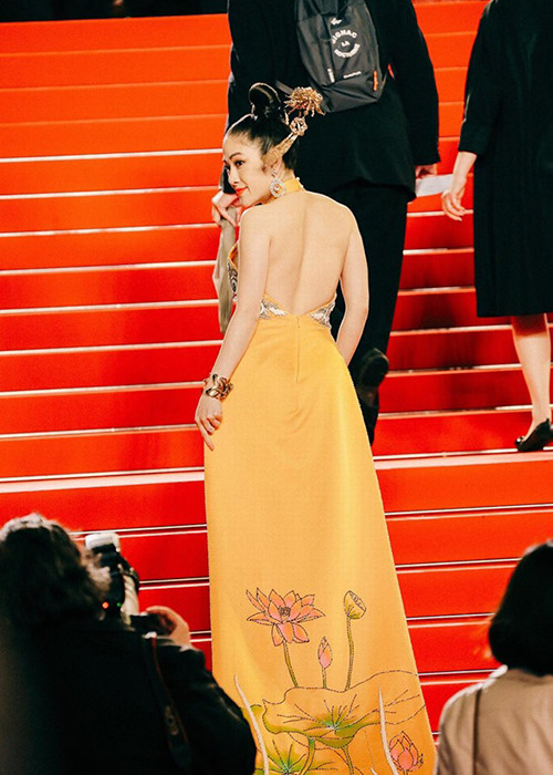 Tuyết Nga khoe lưng trần quyến rũ khi dự thảm đỏ liên hoan phim. Ảnh: FBNV