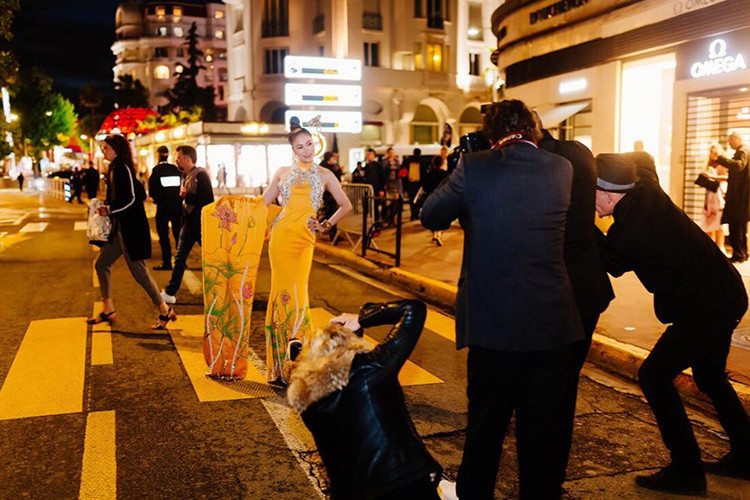 Tuyết Nga là giọng ca bước ra từ cuộc thi Sao Mai 2017. Năm 2019, cô đăng quang cuộc thi Hoa hậu Áo dài Việt Nam. Ảnh: Đất Việt