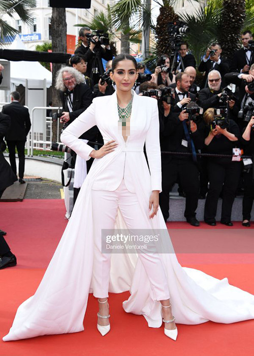 Sải bước tại Cannes trong ngày thứ 8, minh tinh người Ấn Độ Sonam Kapoor khoe vòng một gợi cảm.