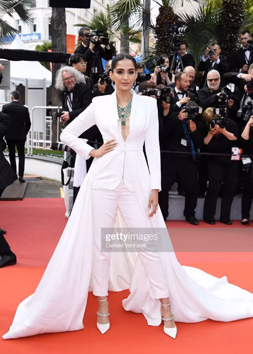Sải bước tại Cannes trong ngày thứ 8, minh tinh người Ấn Độ Sonam Kapoor khoe vòng một gợi cảm.