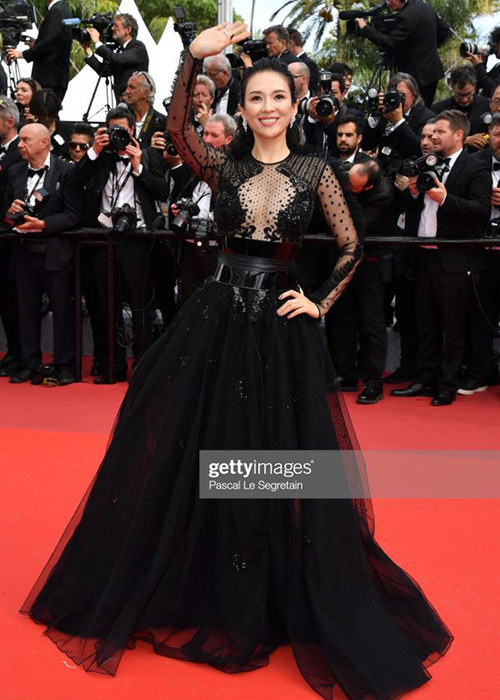 Chương Tử Di lựa chọn phong cách sang trọng, quyến rũ khi sải bước trên thảm đỏ Cannes 2019, trái với hình ảnh ăn mặc hở hang, phản cảm của nhiều người đẹp vô danh.