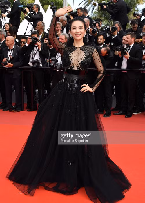 Chương Tử Di lựa chọn phong cách sang trọng, quyến rũ khi sải bước trên thảm đỏ Cannes 2019, trái với hình ảnh ăn mặc hở hang, phản cảm của nhiều người đẹp vô danh.