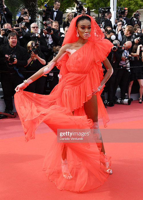 Thảm đỏ Cannes ngày thứ 8 còn có sự xuất hiện của siêu mẫu bạch biến Winnie Harlow.