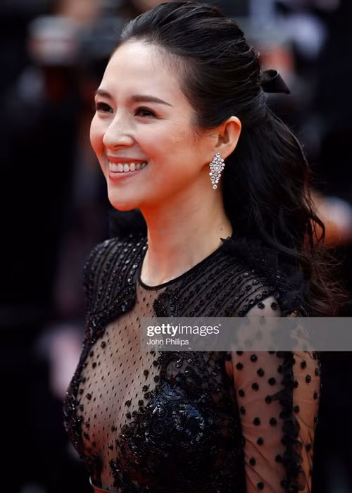 Hình ảnh Chương Tử Di diện đầm đen xuyên thấu khoe vòng một đẫy đà trên thảm đỏ Cannes ngày thứ 8.