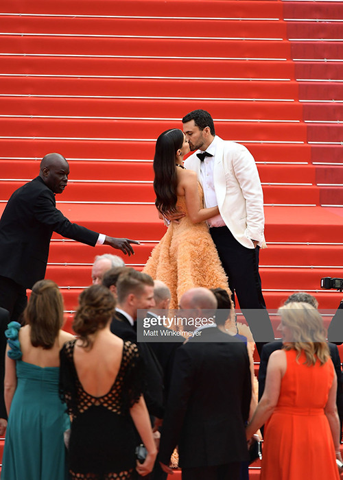 Oliver Ripley và Sara Sampaio cũng gây chú ý khi khóa môi trước đông đảo khách mời thảm đỏ Cannes.