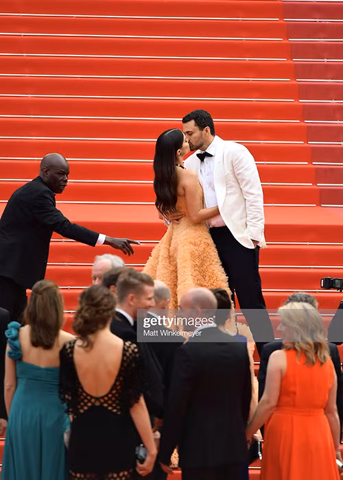 Oliver Ripley và Sara Sampaio cũng gây chú ý khi khóa môi trước đông đảo khách mời thảm đỏ Cannes.