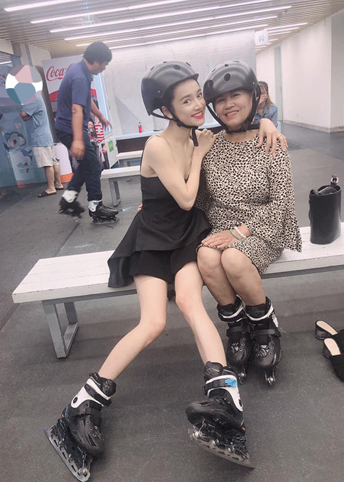  Nhã Phương vừa đưa gia đình đi chơi. Trong loạt ảnh được chia sẻ, cô bị soi nhược điểm không hoàn hảo. Đó là đôi chân gầy guộc.