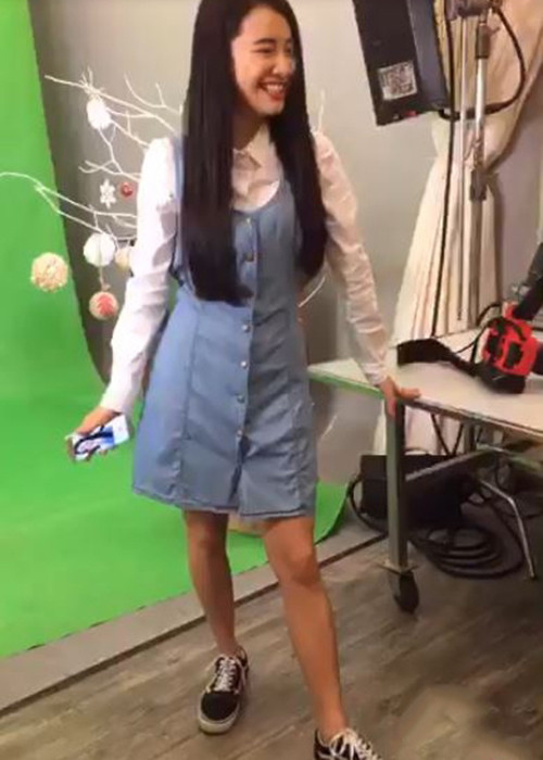 Hình ảnh Nhã Phương để lộ đôi chân khẳng khiu thời chưa lấy chồng. Ảnh: Yan