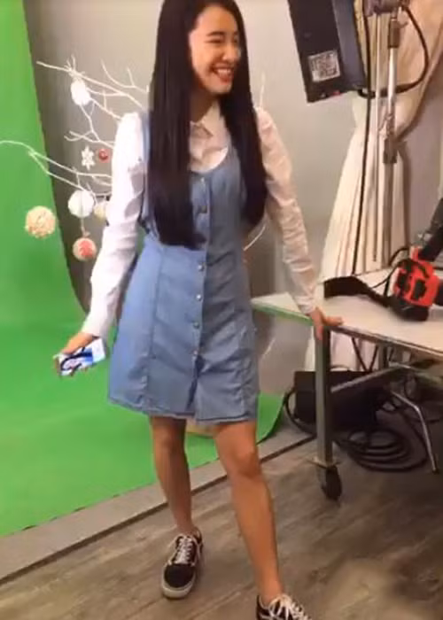 Hình ảnh Nhã Phương để lộ đôi chân khẳng khiu thời chưa lấy chồng. Ảnh: Yan
