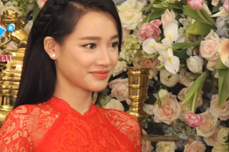 Cũng không khó để nhận ra Nhã Phương có nhiều nếp nhăn vùng mắt. Ảnh: Thế giới trẻ