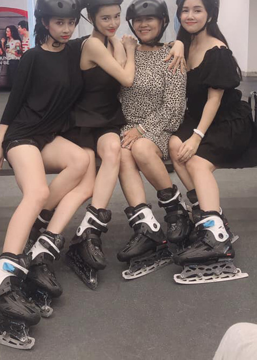 Nhã Phương sỡ hữu đôi chân vốn đã nhỏ nay lại thêm gầy guộc khiến fan xót xa.