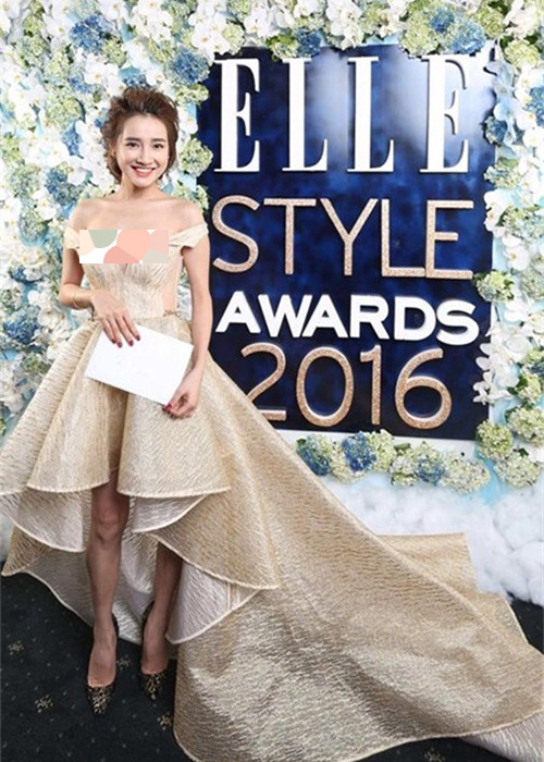 Nhã Phương để lộ khuyết điểm chân gầy qua những bức ảnh chưa chỉnh sửa. Ảnh: Khám phá