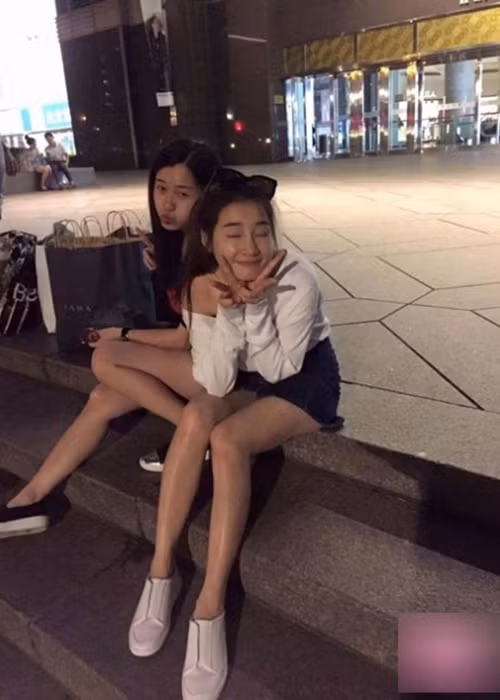 Khi mặc quần shorts, chân váy hay đầm ngắn, Nhã Phương lại càng lộ rõ đôi chân kém nuột. Ảnh: Yan