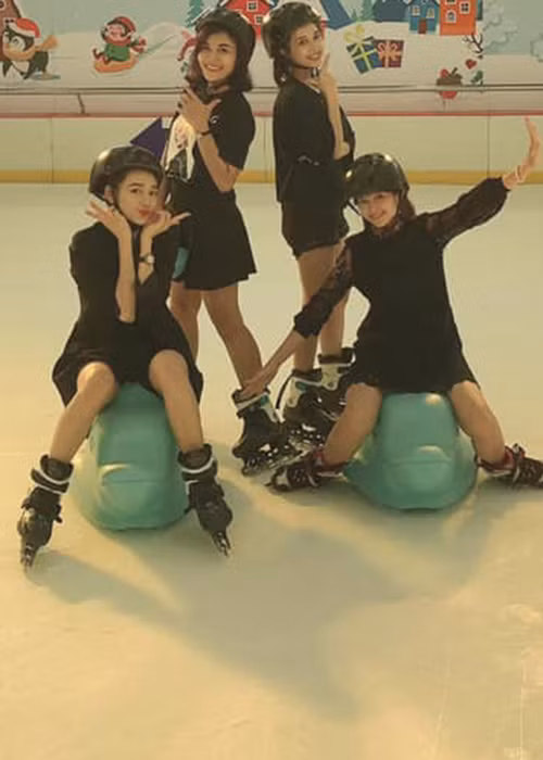 Bà xã của Trường Giang thường xuyên bị chê đầu gối củ lạc, chân gầy trơ xương.