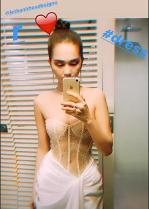 Khi dự sự kiện, Ngọc Trinh diện chiếc đầm dạ hội có phần trên trông như một chiếc bra, phần chân váy quấn ngang hông.