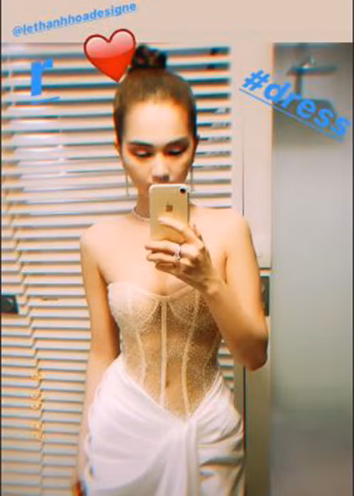Khi dự sự kiện, Ngọc Trinh diện chiếc đầm dạ hội có phần trên trông như một chiếc bra, phần chân váy quấn ngang hông.