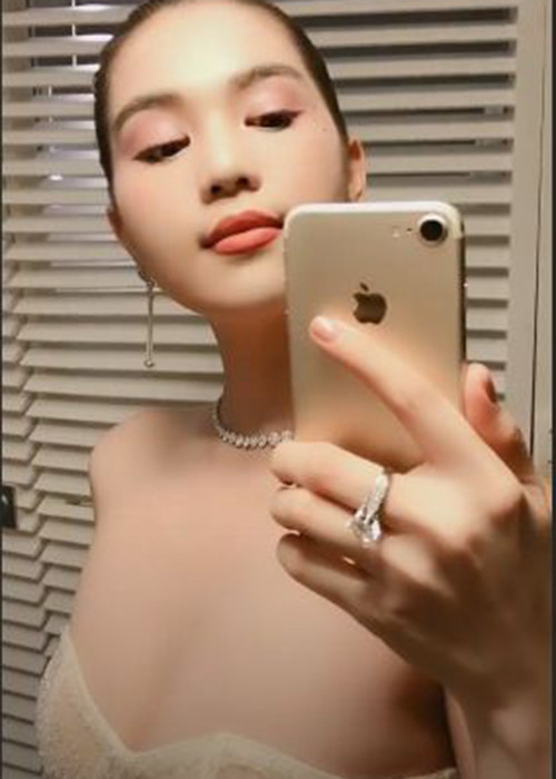 Ngọc Trinh khoe vẻ quyến rũ khi đến dự tiệc của ông bầu Khắc Tiệp.