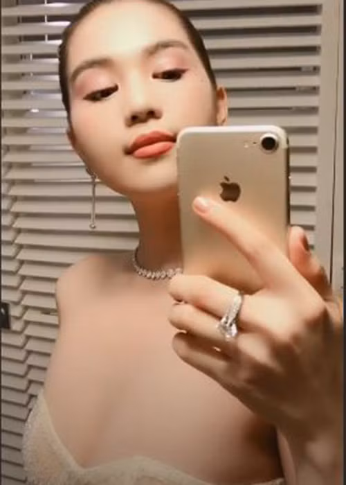 Ngọc Trinh khoe vẻ quyến rũ khi đến dự tiệc của ông bầu Khắc Tiệp.