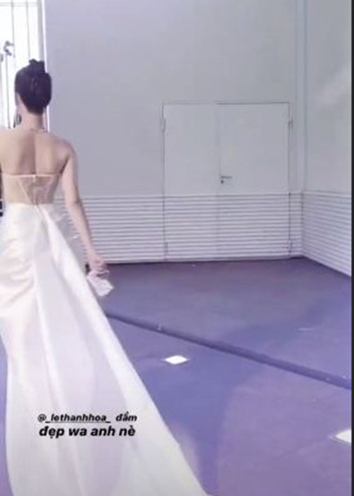 Người đẹp khoác lên mình một mẫu thiết kế của Lê Thanh Hòa.