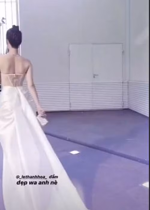 Người đẹp khoác lên mình một mẫu thiết kế của Lê Thanh Hòa.