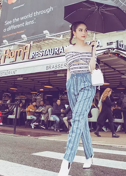 Từ khi bước chân vào showbiz, Ngọc Trinh vướng nhiều lùm xùm từ phát ngôn đến trang phục. Bản thân cô từng khẳng định cô không ngại bị chỉ trích.