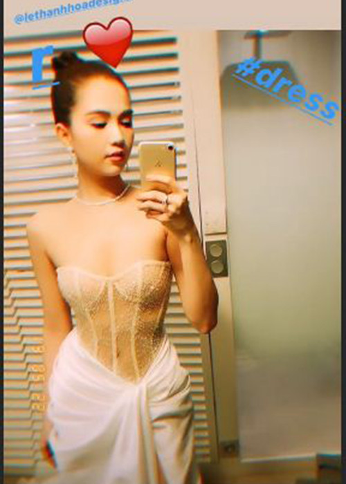 Một số cư dân mạng nhận xét Ngọc Trinh mặc đầm giống như bikini quấn khăn tắm.