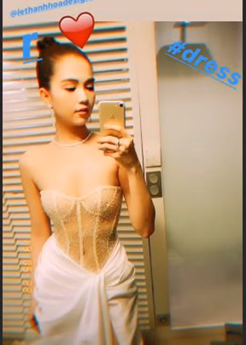 Một số cư dân mạng nhận xét Ngọc Trinh mặc đầm giống như bikini quấn khăn tắm.