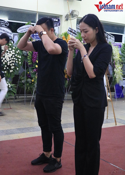 Băng Di và bạn trai tiễn biệt nghệ sĩ Lê Bình. Ảnh: Vietnamnet