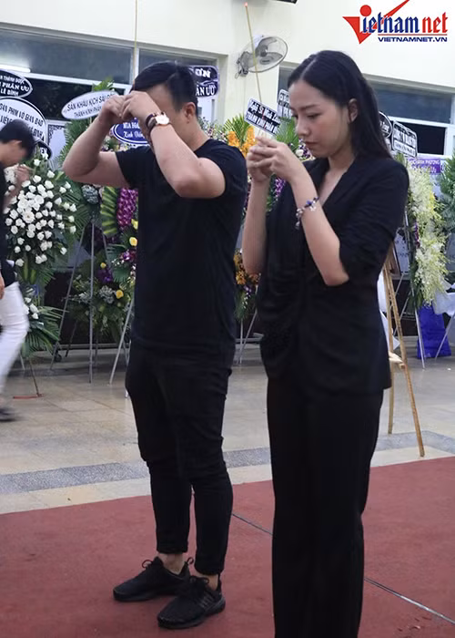 Băng Di và bạn trai tiễn biệt nghệ sĩ Lê Bình. Ảnh: Vietnamnet